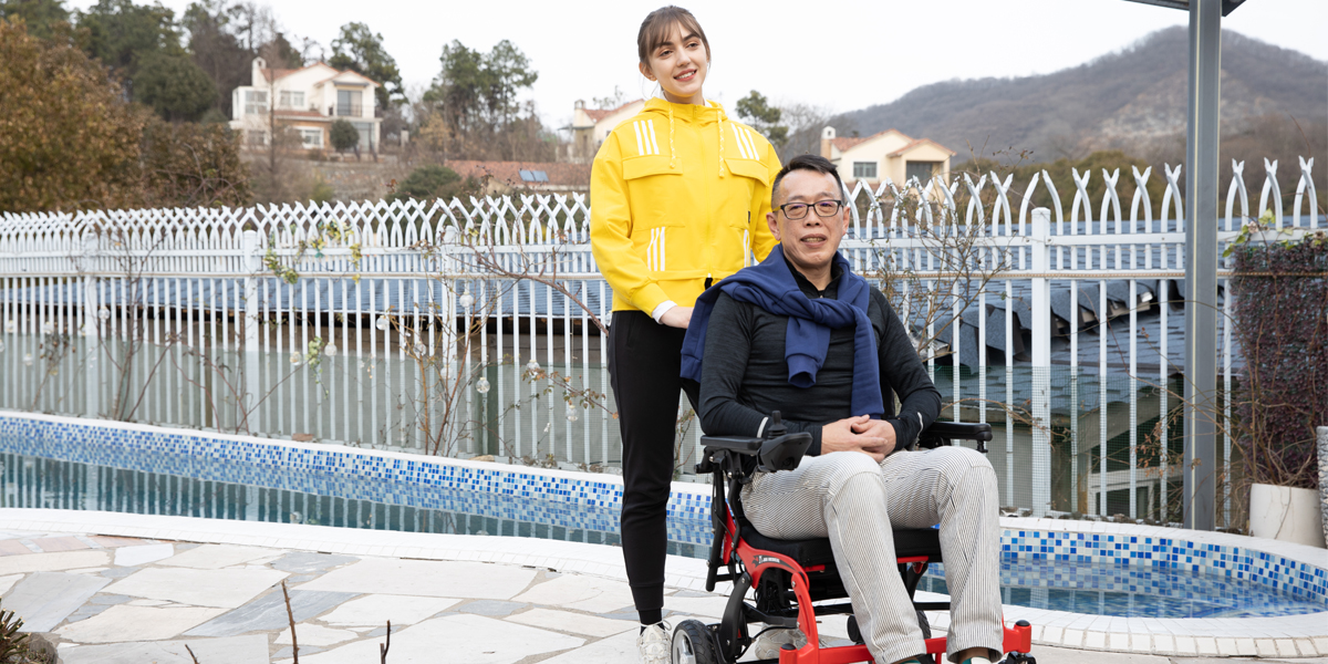 كرسي كهربائي كبار السن