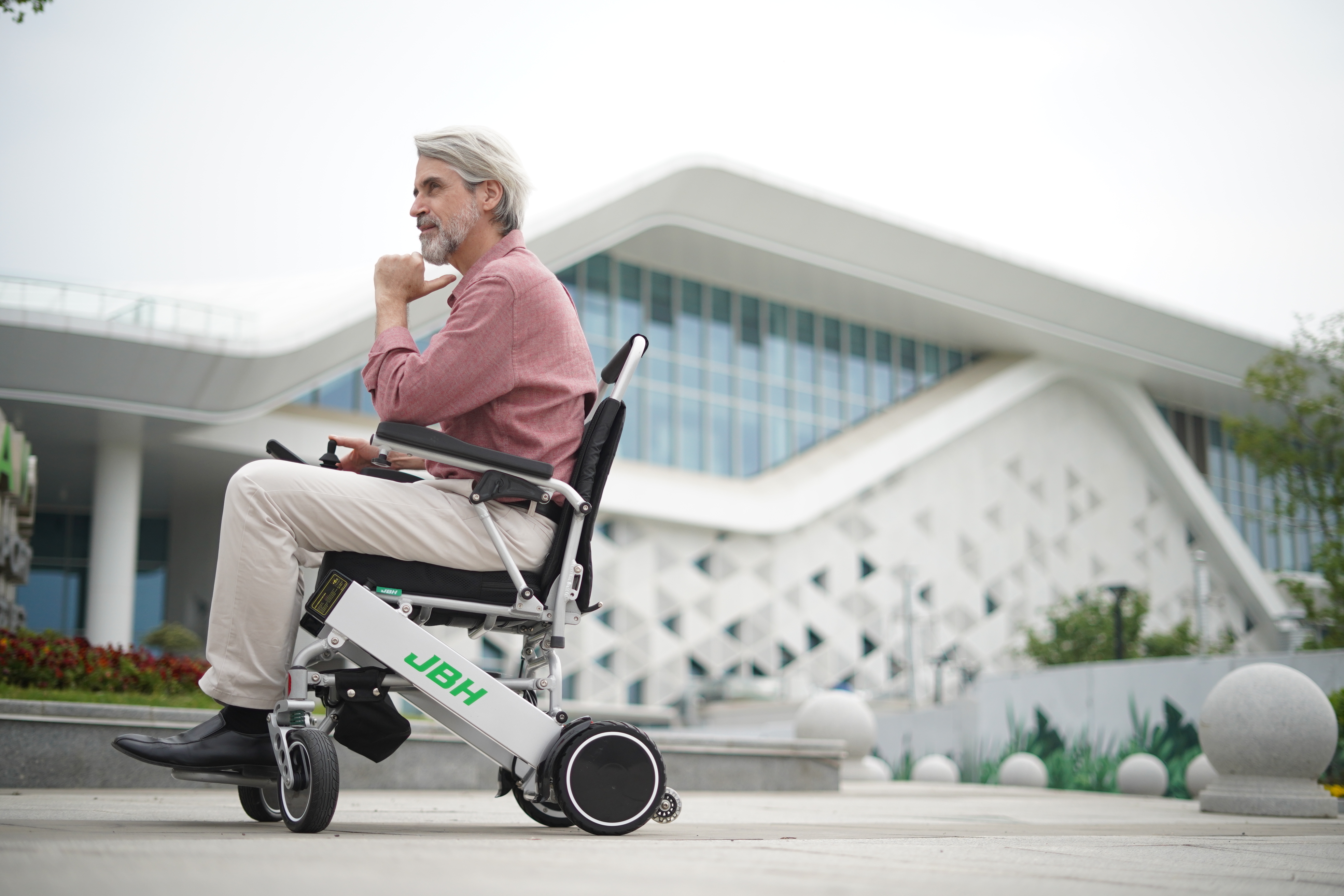 كيف سيكون شكل الكرسي المتحرك الكهربائي في الخمسين عامًا القادمة؟