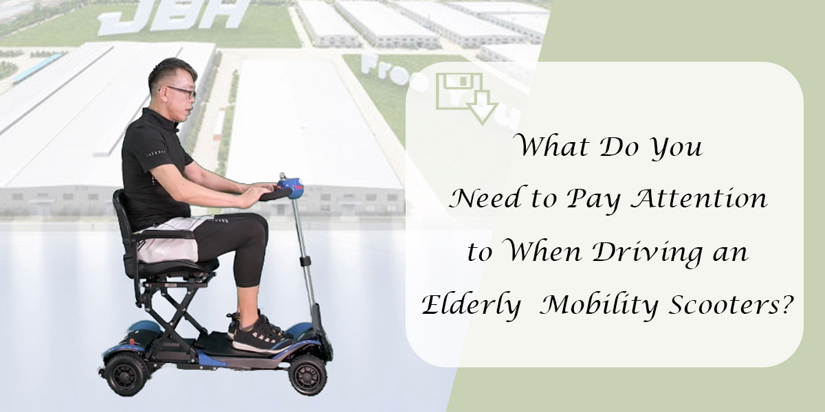 ما الذي تحتاجه للانتباه إليه عند قيادة دراجة بخارية من كبار السن؟